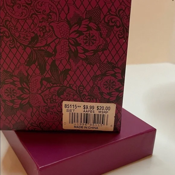 1928 Black Teardrop Bib Necklace with Matching Dangle Earrings - Picture 2 of 2